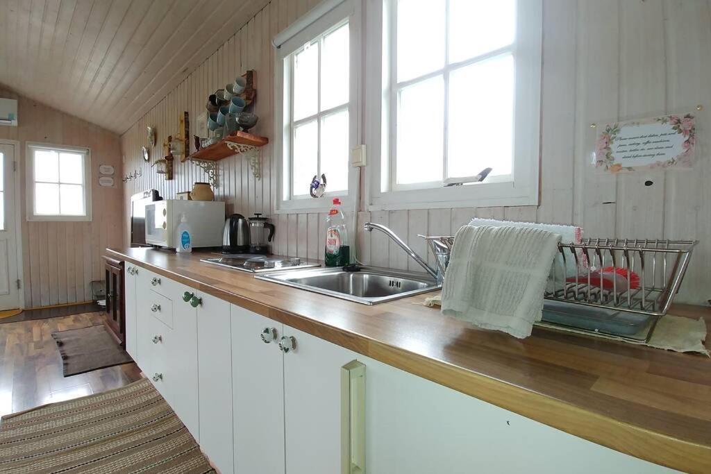 Cosy Cottage-Alfabakki-With Hot Tub Stori-Bakki エクステリア 写真